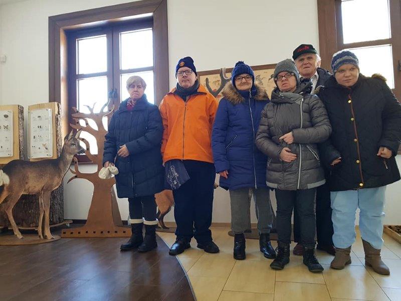 stojąca w pomieszczeniu grupa osób