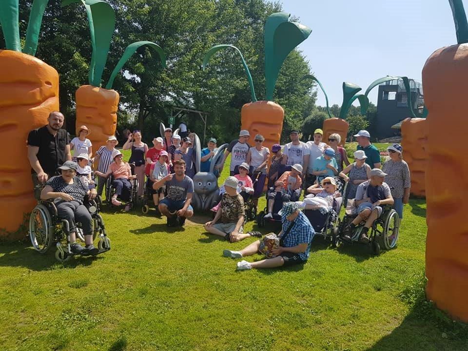 Mieszkańcy domu Pomocy na wycieczne w magicznych ogrodach.